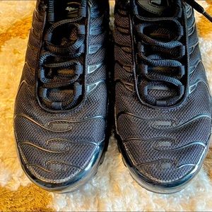 Nike Airmax boys size 6 black